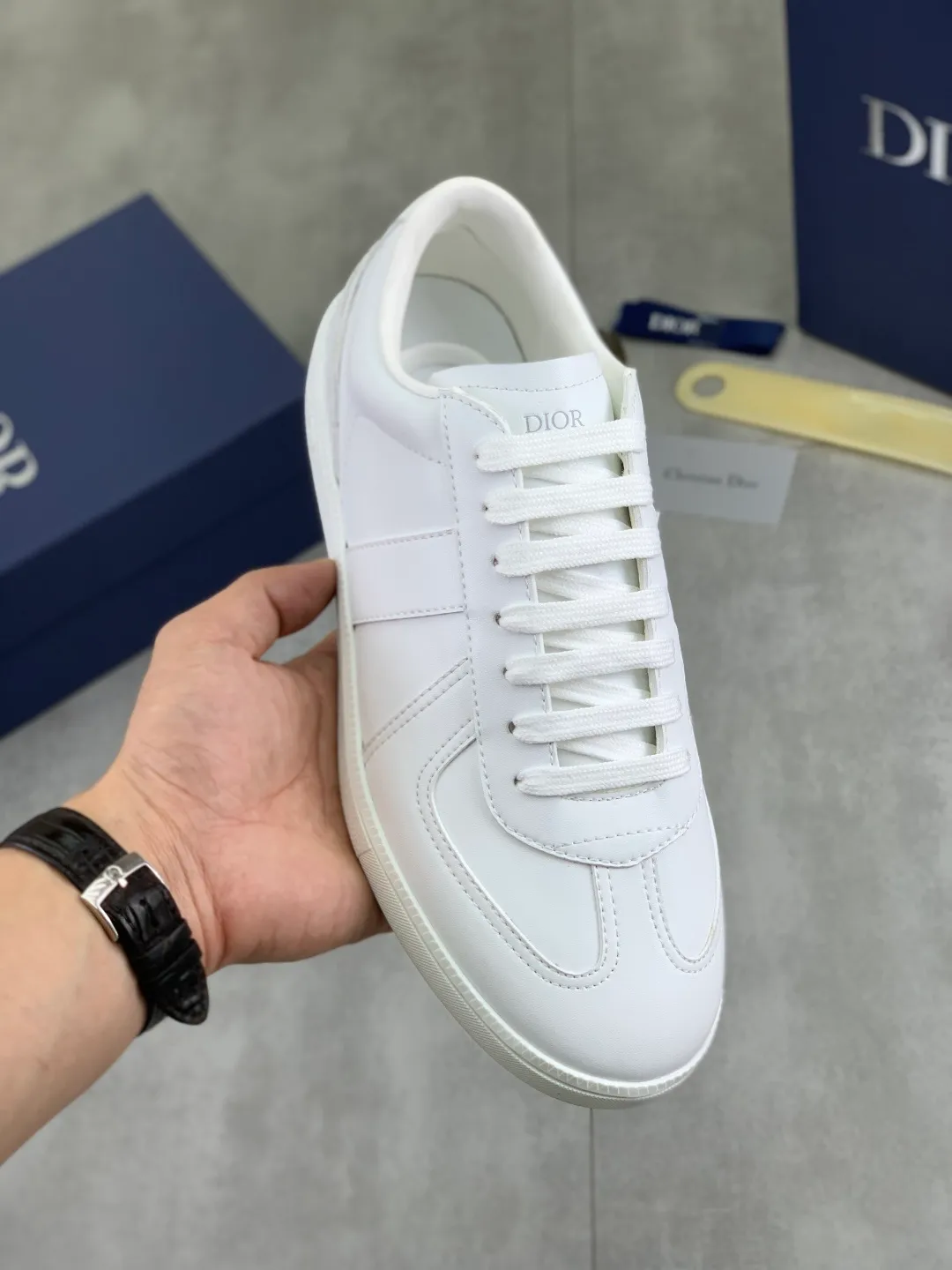 Men's shoes 💰P360 New Dior B01 moral training shoes, white first-layer cowhide, original molded outsole. New to the fall collection, this sneaker marks the return of a Dior classic, reinterpreted in a stylish and elegant silhouette. Crafted from white smooth first-grain cowhide with a tonal silk sheepskin lining, it features the Dior logo on the tongue and inner sides, and a CD icon on the heel. Paired with Tpu anti-slip soles of the same color, it can be matched with various styles to create a sophisticated look.  Code number: 38-44
